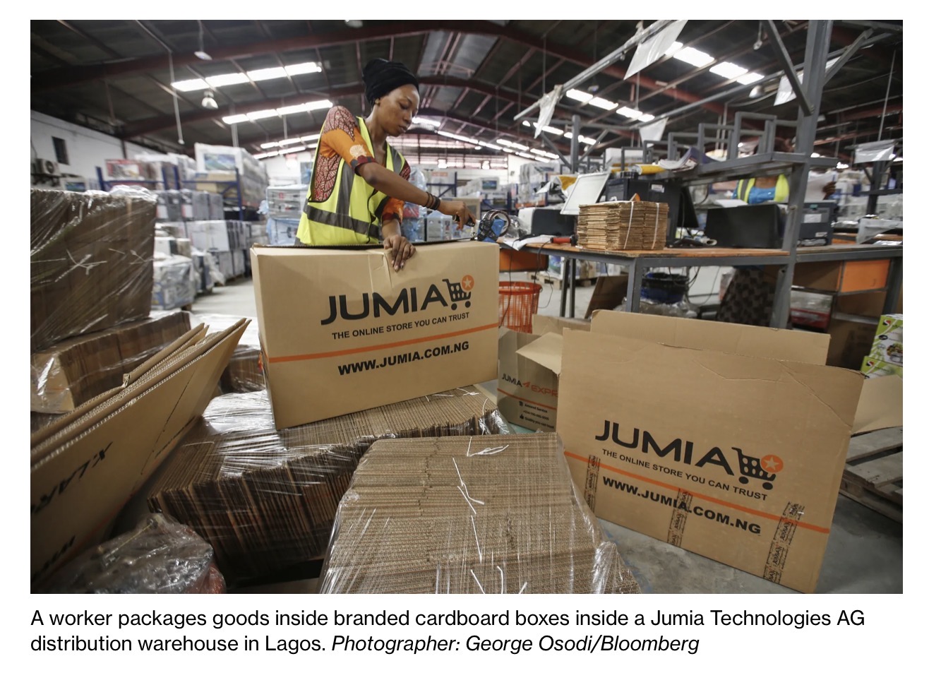 Lavoratore in un magazzino Jumia a Lagos