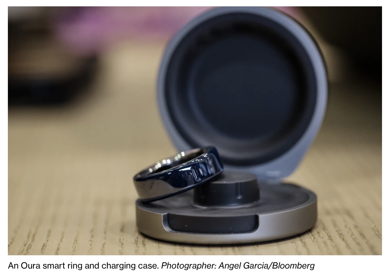 Anello smart Oura e custodia di ricarica