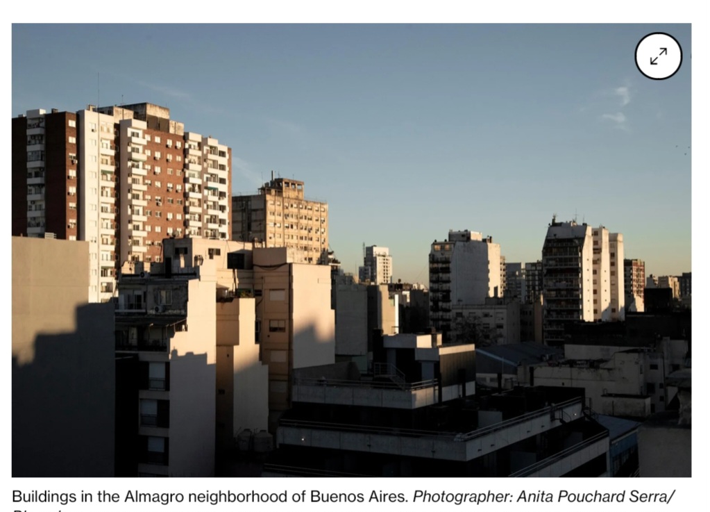 Buenos Aires, quartiere Almagro – bond argentini in dollari tornati al 10%